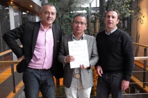 吴总与 focal 销售总经理Arnaud Hendoux和汽车产品经理 Pierre Perard正式签约合影